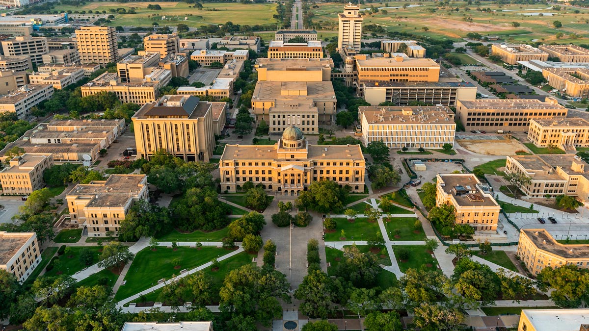 Aerial view of the ϲʹ̳ University administration building at the heart of campus