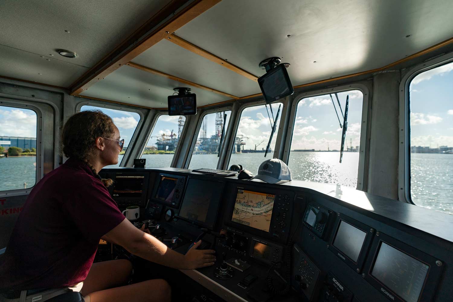 ϲʹ̳ Galveston student drives a boat in the Gulf of Mexico