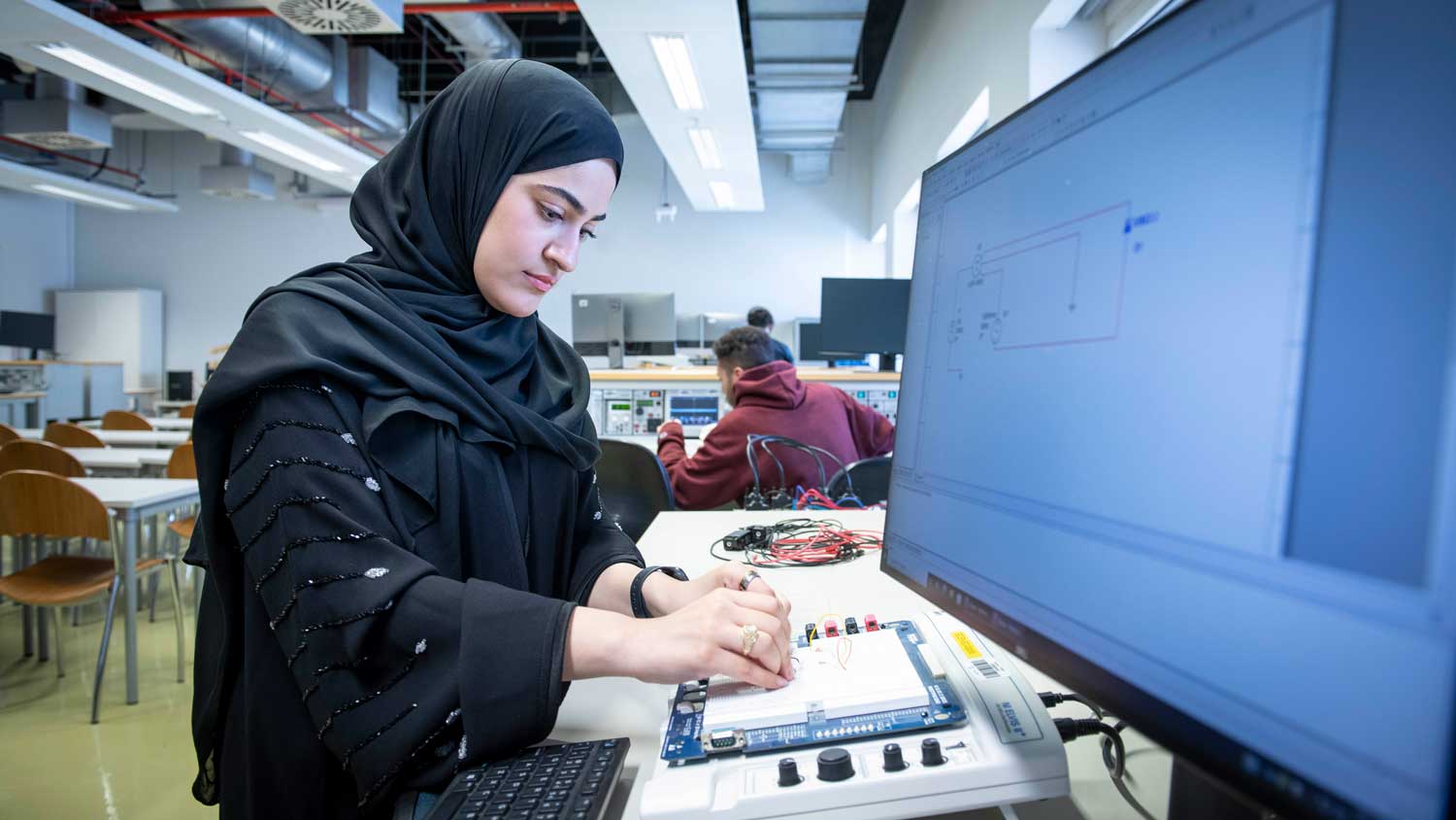 A student builds an electric circuit at the ϲʹ̳ Qatar campus