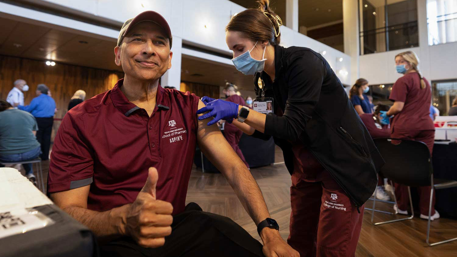ϲʹ̳ staff member receives a flu shot