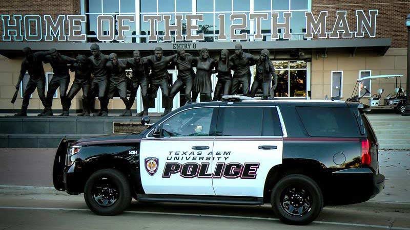 ϲʹ̳ University police driving in front of the Kyle Field saw 'em off statue