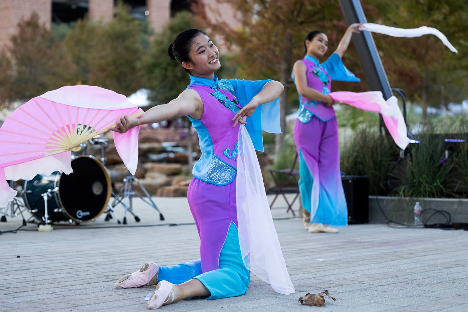 ϲʹ̳ Student Group performs traditional dance at Aggie Park