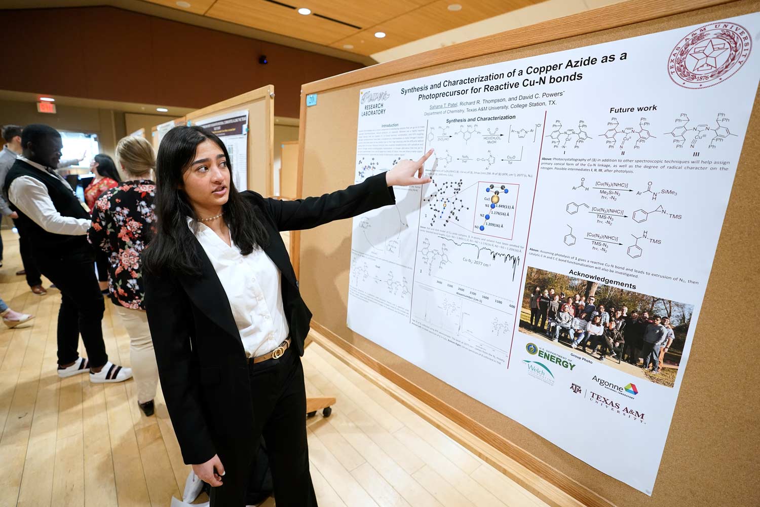 ϲʹ̳ student presenting her research from a poster